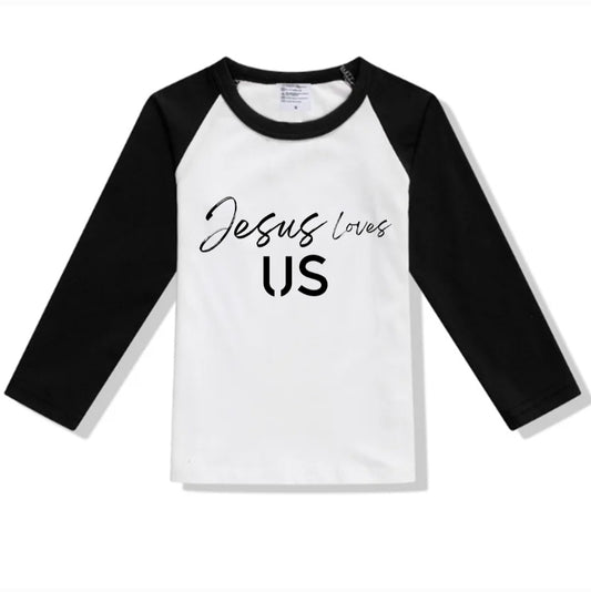 Jesús nos ama camiseta raglán