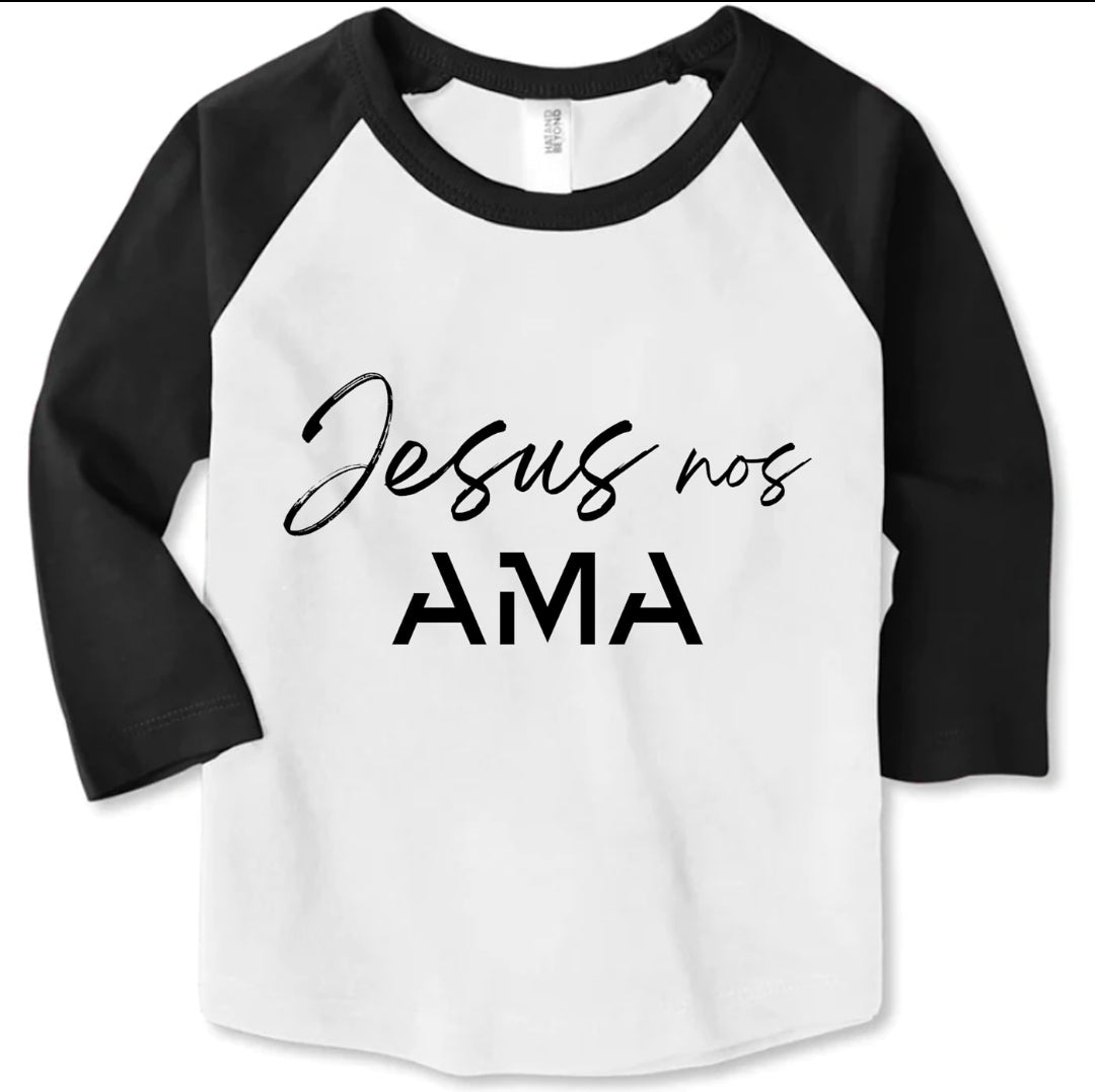 Jesús nos ama camiseta raglán
