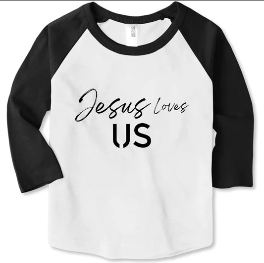 Jesús nos ama camiseta raglán